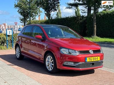 Rood Occasion 2015 VW Polo Highline Hatchback | € 8.750 (Eerlijke prijs)