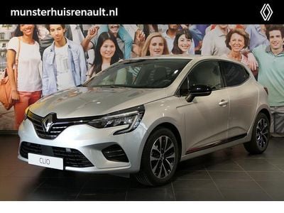 Gris platine d69 (licht grijs metallic) Gebruikt 2023 Renault Clio V Techno Hatchback | € 15.495 (Eerlijke prijs)