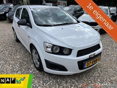 Wit, metallic lak Gebruikt 2012 Chevrolet Aveo LS Hatchback | € 5.550 (Iets duurder)