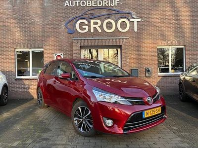 Rood (metallic) Occasion 2017 Toyota Verso Executive MPV | € 17.900 (Eerlijke prijs)