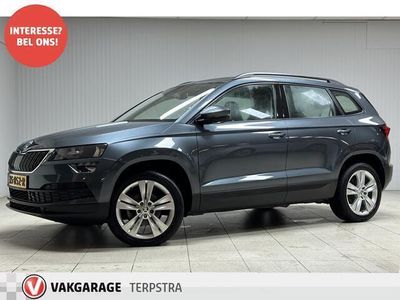 tweedehands Skoda Karoq 1.0 TSI Ambition Business/ Automaat!/ Camera/ Apple + Android/ Sportstoelen/ 17'' LMV/ Navi/ Clima/ Adaptive Cruise/ Elek. pakket/ Isofix/ Bluetooth/ Multi. Sportstuur/ PDC/ Getint glas/ LED Dagrijverl.