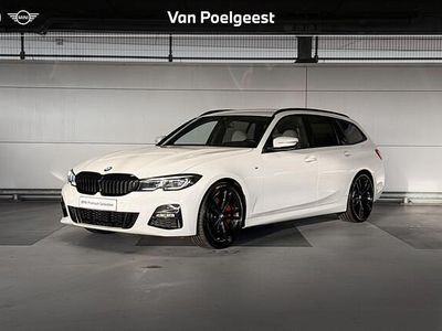Alpinweiss uni Occasion 2022 BMW 318 M Sport Stationwagen | € 34.900 (Iets duurder)