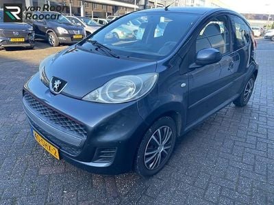 Grijs (metallic) Occasion 2011 Peugeot 107 Hatchback | € 2.495 (Eerlijke prijs)