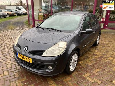 Grijs (metallic) Occasion 2009 Renault Clio II Collection Hatchback | € 3.550 (Iets duurder)