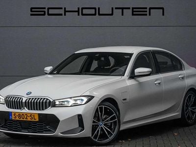 Wit (metallic) Gebruikt 2023 BMW 330e Executive Sedan | € 42.900 (Super prijs)