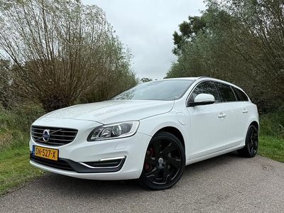 Wit, metallic lak Gebruikt 2015 Volvo V60 Stationwagen | € 9.950 (Eerlijke prijs)