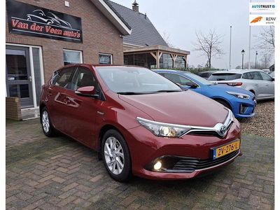 Rood (metallic) Gebruikt 2018 Toyota Auris Hybrid Plus Hatchback | € 16.900 (Eerlijke prijs)