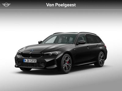 Saphirschwarz metallic (zwart metallic) Nieuw 2026 BMW 330e M Sport Stationwagen | € 67.480 (Goede deal)