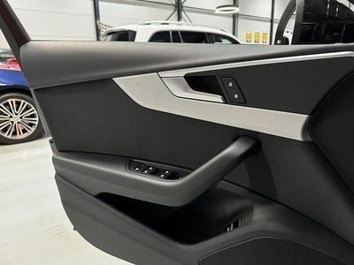 Zwart (metallic) Gebruikt 2023 Audi A4 S-Line Stationwagen | € 32.990 (Goede deal)