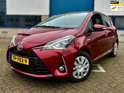 Rood Occasion 2019 Toyota Yaris Hybrid Premium Hatchback | € 17.499 (Eerlijke prijs)