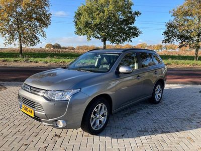 Grijs (metallic) Gebruikt 2013 Mitsubishi Outlander P-HEV Instyle SUV | € 11.750 (Duur)