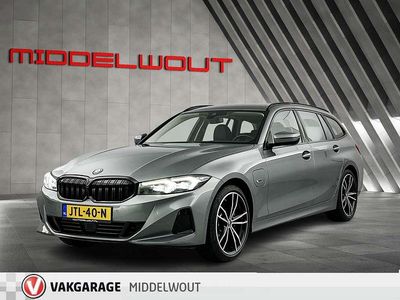 Grijs (metallic) Occasion 2022 BMW 320e Comfort Edition Stationwagen | € 35.950 (Eerlijke prijs)
