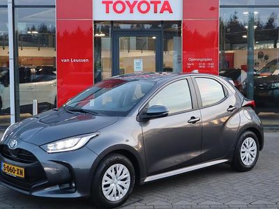 Grijs Occasion 2023 Toyota Yaris Hybrid Business Edition Hatchback | € 21.400 (Goede deal)
