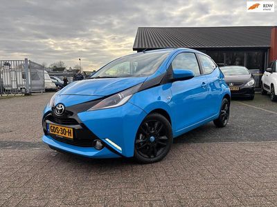 Blauw Occasion 2017 Toyota Aygo X-cite Hatchback | € 9.450 (Eerlijke prijs)