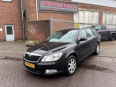 Zwart Occasion 2011 Skoda Octavia Elegance Stationwagen | € 2.250 (Eerlijke prijs)