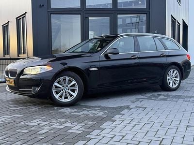 Zwart (metallic) Gebruikt 2013 BMW 520 Executive Stationwagen | € 13.950 (Eerlijke prijs)