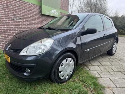 Grijs (metallic) Gebruikt 2008 Renault Clio II Expression Hatchback | € 1.745 (Eerlijke prijs)