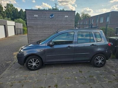 Grijs Gebruikt 2004 Mazda 2 Exclusive Sedan | € 2.500 (Eerlijke prijs)