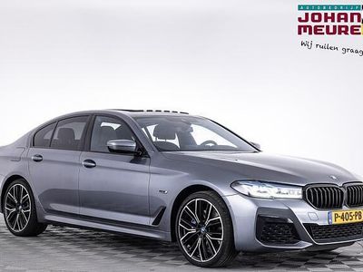 Grijs Gebruikt 2022 BMW 520 M Sport Sedan | € 39.900 (Eerlijke prijs)