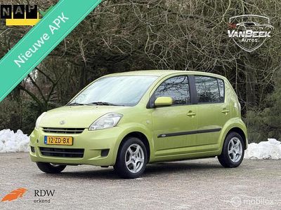 Occasion Daihatsu Sirion 69 PK (50 kW) 2008 Groen Hatchback