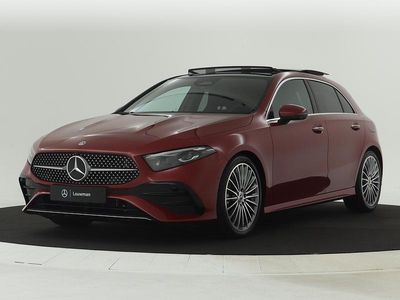 Donker 993 manufaktur patagoniërood metallic Occasion 2025 Mercedes A180 AMG line Plus Hatchback | € 39.945 (Duur)
