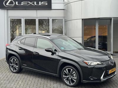 Zwart Occasion 2021 Lexus UX 250h SUV | € 28.390 (Eerlijke prijs)