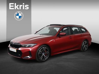 Rood (metallic) Occasion 2025 BMW 320 Comfort Edition Stationwagen | € 49.450 (Iets duurder)