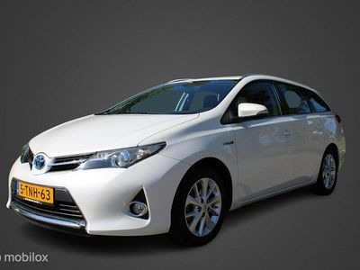 Wit, metallic lak Occasion 2014 Toyota Auris Hybrid Executive Hatchback | € 9.750 (Eerlijke prijs)