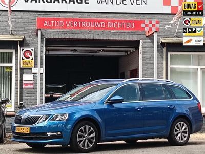 Blauw (metallic) Gebruikt 2017 Skoda Octavia Business Line Stationwagen | € 13.000 (Eerlijke prijs)