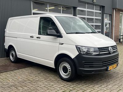 tweedehands VW Transporter 2.0 TDI L1H1 Servicewagen Omvormer Kastinrichting Euro 6 Airco Cruise control Camera Trekhaak 2200kg Walinvoer 1e eigenaar