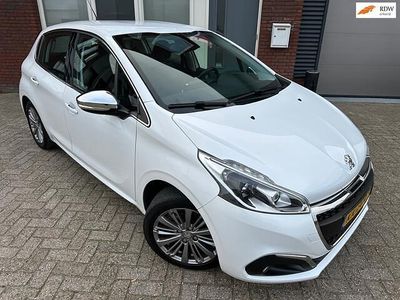 Wit Gebruikt 2016 Peugeot 208 Allure Hatchback | € 5.999 (Eerlijke prijs)
