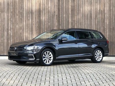 Grijs, metallic lak Gebruikt 2021 VW Passat Business Stationwagen | € 22.900 (Goede deal)