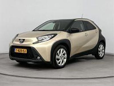 Bruin Occasion 2022 Toyota Aygo X Play SUV | € 17.395 (Goede deal)