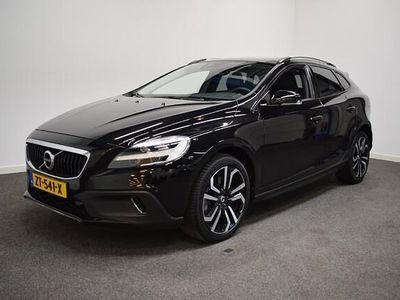 Zwart (metallic) Gebruikt 2019 Volvo V40 Hatchback | € 16.950 (Eerlijke prijs)