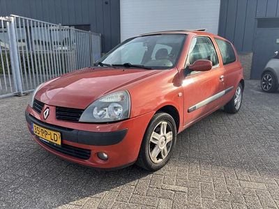 Oranje Gebruikt 2004 Renault Clio II Luxe Hatchback | € 950 (Goede deal)