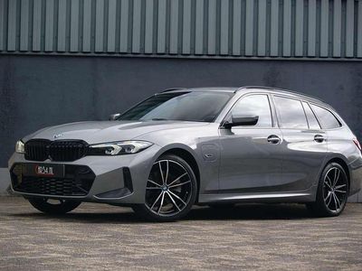 Grijs Occasion 2022 BMW 320e M Sport Stationwagen | € 35.945 (Eerlijke prijs)