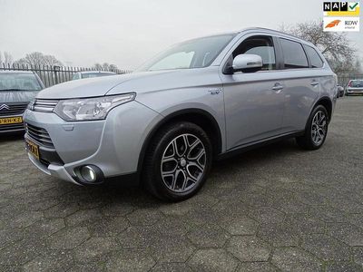 Grijs (metallic) Gebruikt 2015 Mitsubishi Outlander P-HEV Edition SUV | € 12.850 (Goede deal)