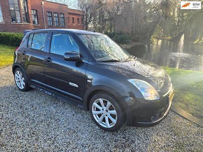 Zwart (metallic) Gebruikt 2007 Suzuki Swift GLX Hatchback | € 3.999 (Iets duurder)