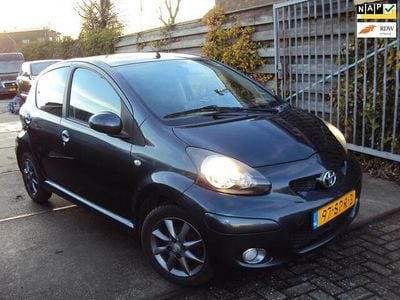 Grijs (metallic) Occasion 2011 Toyota Aygo Hatchback | € 3.980 (Eerlijke prijs)