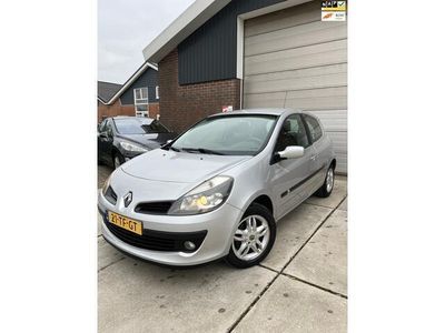 Grijs Occasion 2006 Renault Clio II Hatchback | € 1.100 (Eerlijke prijs)