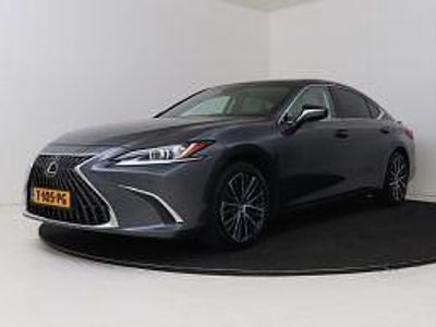 Sonic grey metallic (donker grijs metallic) Gebruikt 2023 Lexus ES300H Business Edition Sedan | € 39.945 (Eerlijke prijs)
