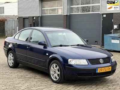 Blauw (metallic) Gebruikt 2000 VW Passat Sedan | € 2.499