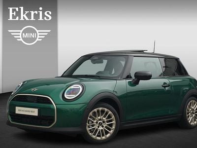 Occasion Mini Cooper Favoured 156 PK (114 kW) 2024 British racing green Hatchback