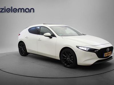 Wit (metallic) Occasion 2021 Mazda 3 Luxury Hatchback | € 17.345 (Eerlijke prijs)