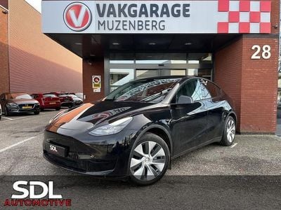 Zwart (metallic) Occasion 2023 Tesla Model Y Standard Range SUV | € 31.945 (Goede deal)