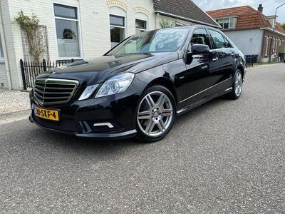 Zwart (metallic) Occasion 2011 Mercedes E200 Avantgarde Sedan | € 13.950 (Duur)
