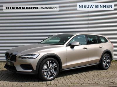 tweedehands Volvo V60 CC 2.0 B5 AWD Plus Automaat / Driver Awareness Pack / 19" velgen / Reservewiel / Harman Kardon System