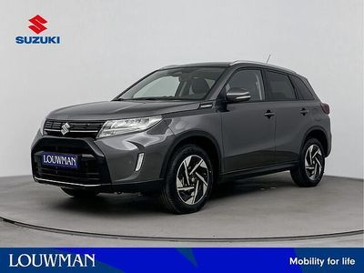 Titan dark gray pearl metallic (donker grijs metallic) Nieuw 2025 Suzuki Vitara Style SUV | € 36.645 (Eerlijke prijs)