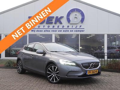 Grijs (metallic) Gebruikt 2017 Volvo V40 Hatchback | € 16.945 (Eerlijke prijs)