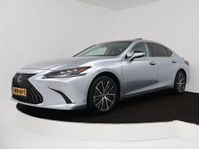 Grijs Occasion 2024 Lexus ES300H Executive Line Sedan | € 52.945 (Iets duurder)